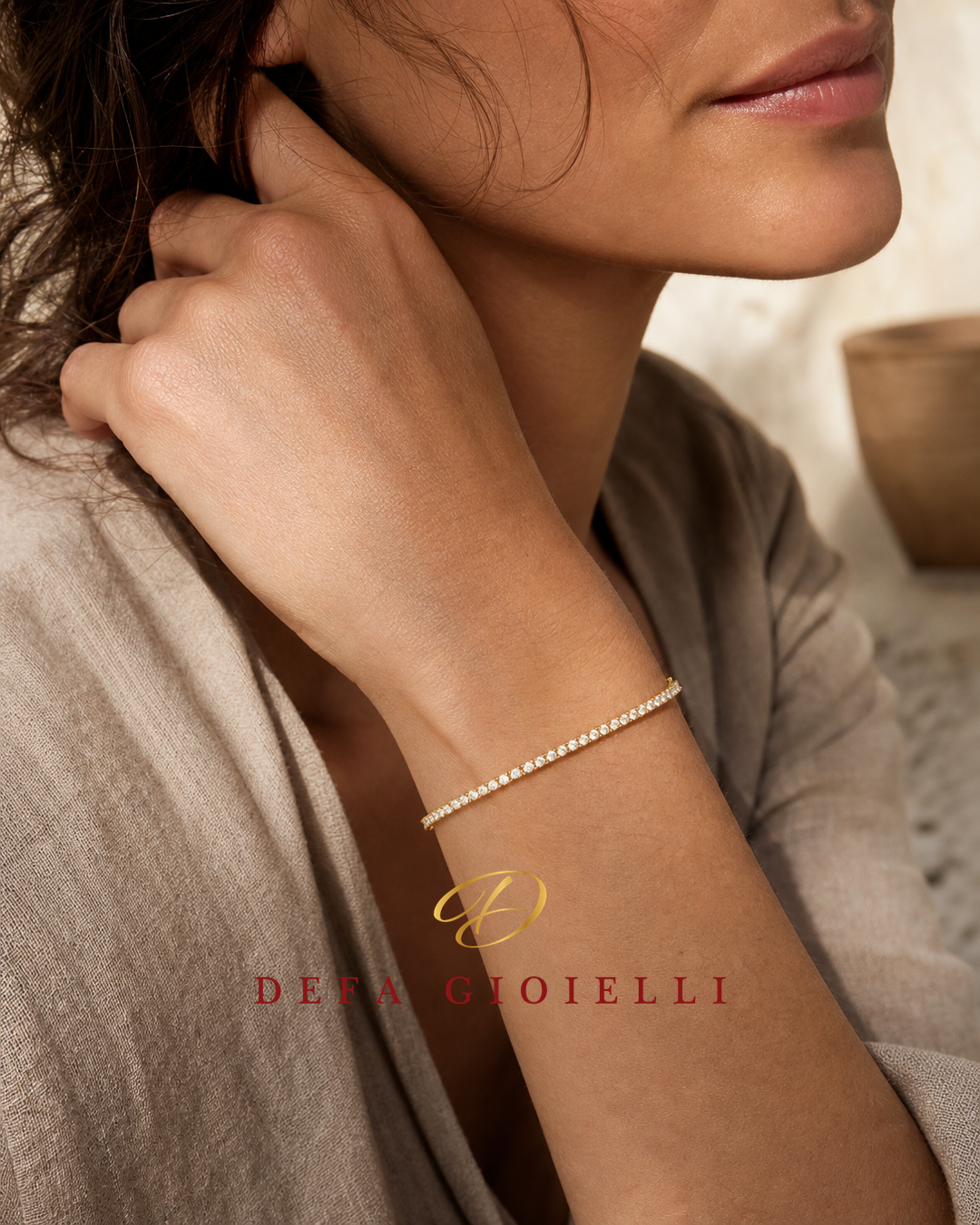 Bracciale tennis in oro giallo con diamanti - Indossato close-up