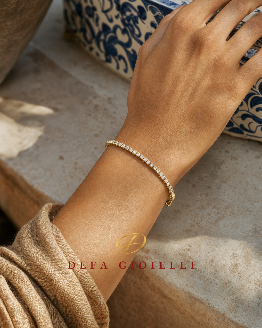 Bracciale tennis in oro giallo 18 kt con diamanti - Indossato close-up